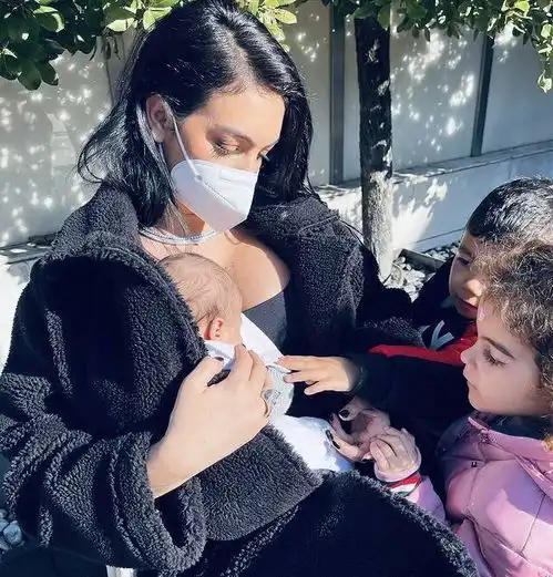 c罗为女友庆生,重金砸向迪拜哈利法塔,有钱人就是会烧钱