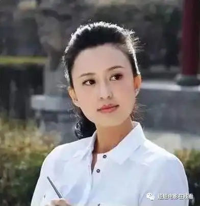 40岁央视美女主持人,与大20岁富豪结婚,生活中被宠成小学生