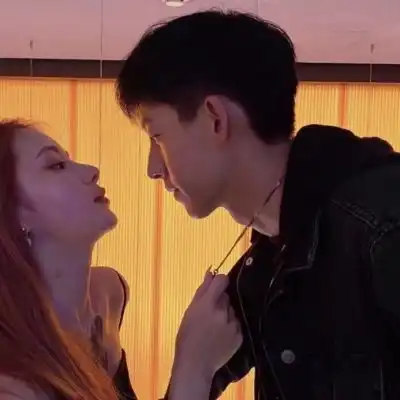 情侣头像我们跃入人海,沉浮于各自的风雨灿烂