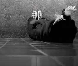 求非主流黑白伤感抽烟qq头像