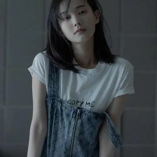 30岁李一桐的笑容迷死人,穿白衬衫配牛仔裙,妥妥的邻家小姐姐感