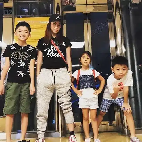 娱快讯阿娇风骚首谈恋情大赞医师男友,关晓彤掩面挨鹿晗晒合照放闪