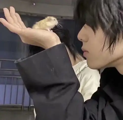 男生头像你心头一热,也是不动声色男生头像