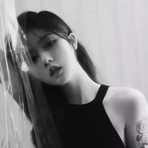 我拉黑了那个整天发自拍的相亲女