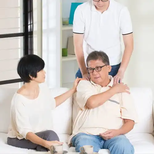 50岁男子给76岁奶奶做住家保姆,虽然月薪8千,但我还是想辞职