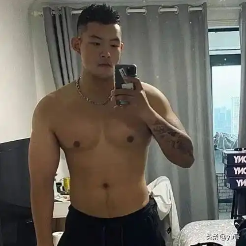 初中数学老师每一块肌肉都经过精心雕琢,展现出对健身的极致追求