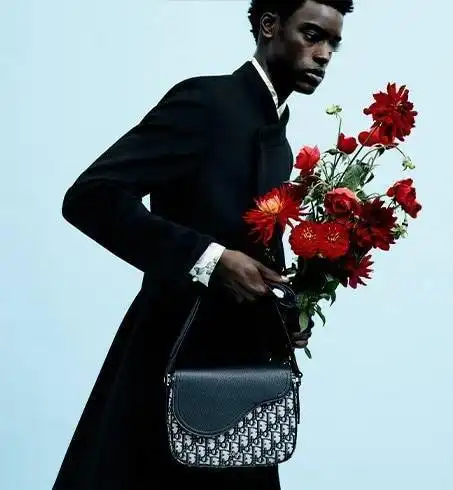 迪奥二零二一夏季男装以缤纷色彩为特色彰显摩登风范