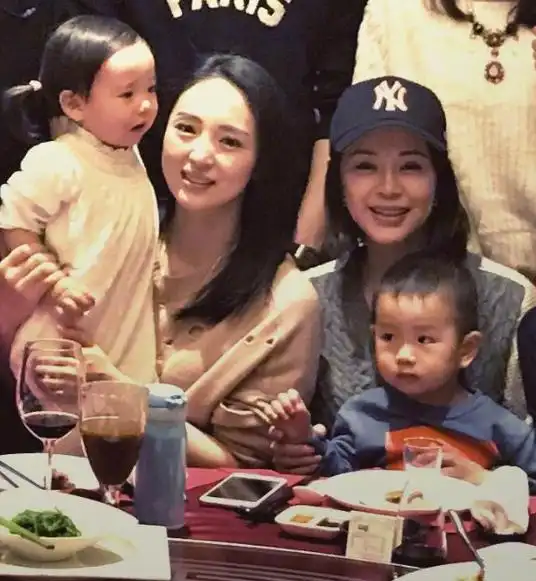 佟大为重男轻女惹争议,一家5口爬山,儿子站c位女儿跪地吃饭