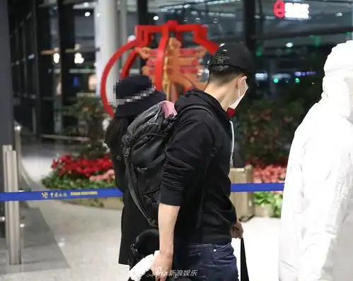 高圆圆携女儿现身画面温馨有爱赵又廷一路守护男人味爆棚