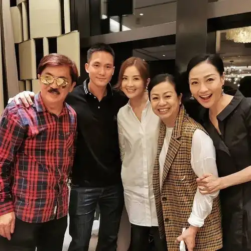 阿sa逛街避谈婚讯,男友在旁一言不发,网友他要有心早结婚了