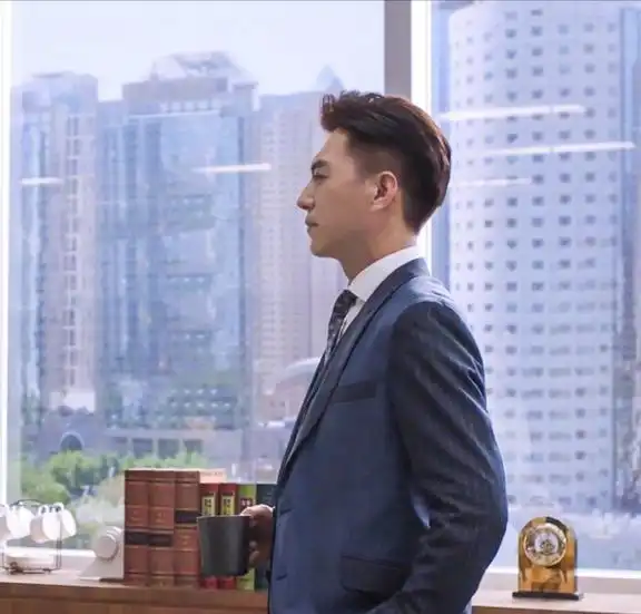 44岁靳东时髦造型,西装牛仔裤,绅士范十足这些职场风显气质