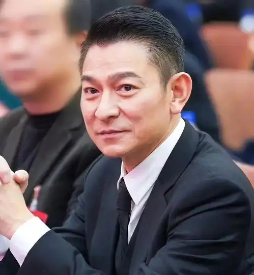 人民大会堂生图流出,素颜出镜的明星真实状态堪忧20多岁就已老相