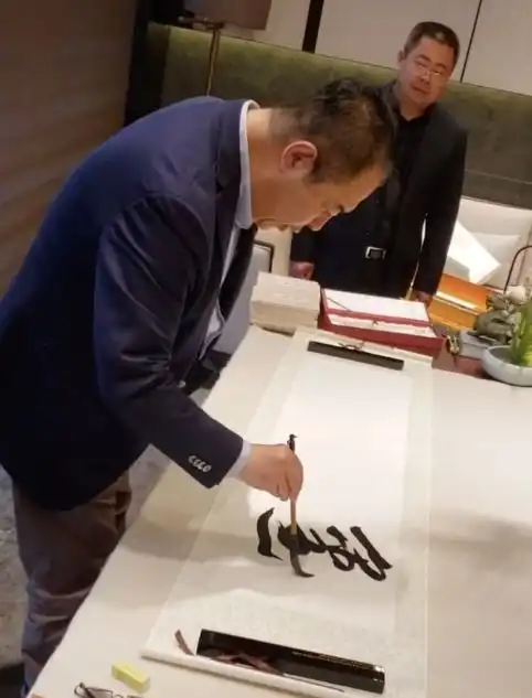 张铁林室内猛抽雪茄,当众吞云吐雾动作娴熟,顶大肚腩被多人包围
