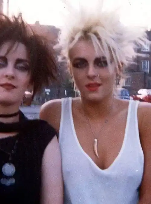 伊丽莎白赫莉19岁儿子雌雄难辨,父亲爷爷都是富豪却没继承权