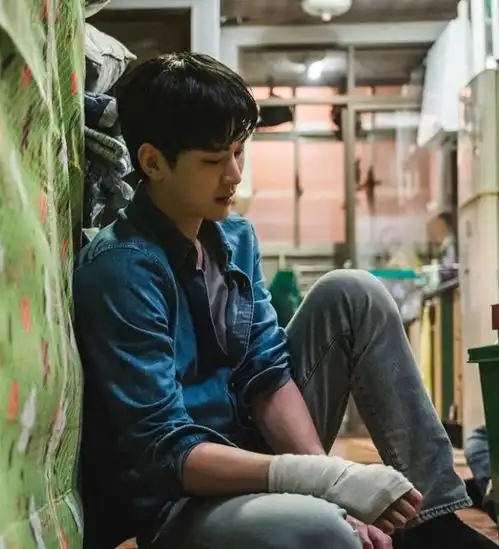 原来你是这样的金秀贤,8块腹肌很有男人味,展露不同时尚魅力