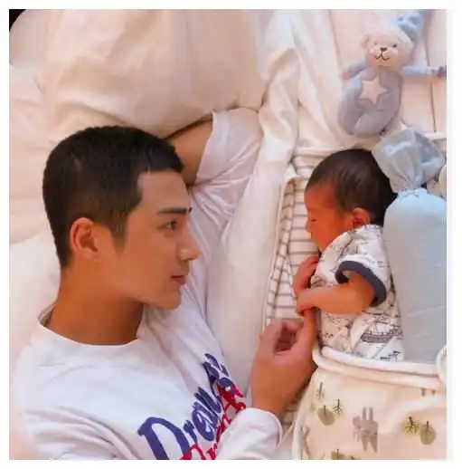 姜潮麦迪娜公众秀恩爱,狗粮撒的措不及防,网友直呼没眼看