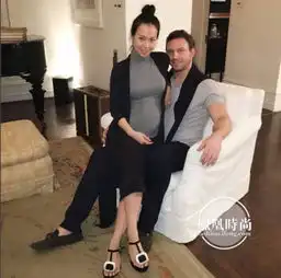 林青霞28岁继女挺孕肚登封面