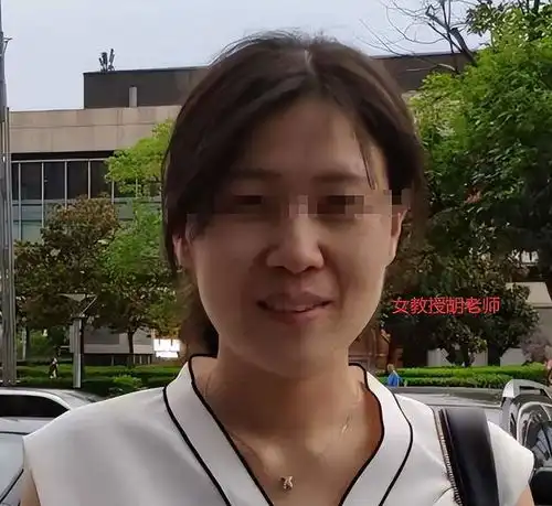 曝南航胡教授与男学生激吻同居,学校删除其照片,两人果然有情况