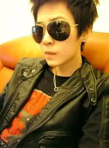 非主流戴墨镜头像男