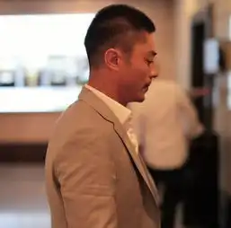 林心如事件后霍建华亮相影院,一脸胡渣显痞气,男人味十足