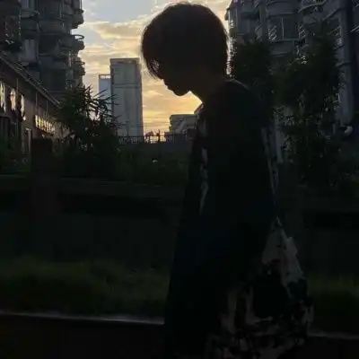 氛围感男头月亮永悬不落,爱意至死不渝