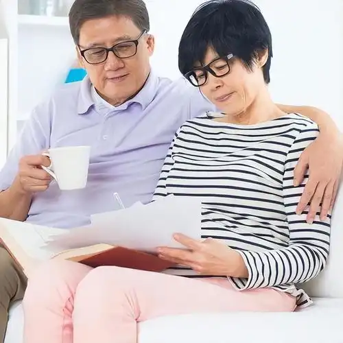 老年情侣五年却没领证,男的大男子主义还移情别恋,最后孤独终老