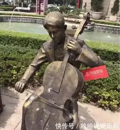 何炅两次撞脸雕像,从小女孩变艺术家,一句话显示他的智慧和幽默