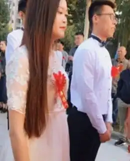 男子给闺蜜当伴娘,被上传到抖音一夜走红,网友好像看到了什么