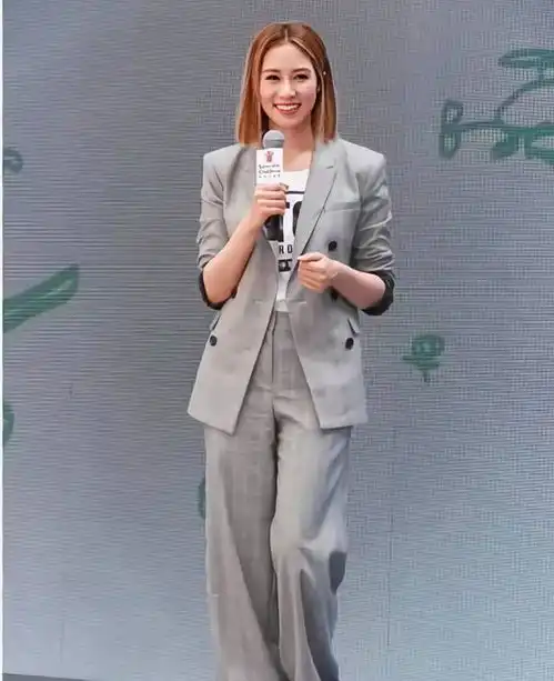 徐子淇穿半透明长裙展现霸气感,胆子太大了,旁边老公表情都变了