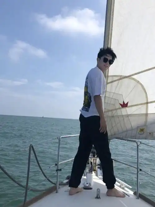 李晨真是男土豪,光脚穿t恤黑长裤开游艇出海,单身变得更潇洒了