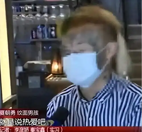 四川14岁少年满脸纹身被父亲赶出家门,找不到工作,如今怎么样
