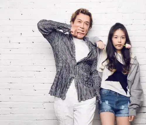 李咏16岁女儿彻底逆袭,颜值神似哈文,网友大呼爹帅妈美