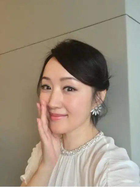 49岁杨钰莹近照发福认不出,网友这才是真正的杨钰莹