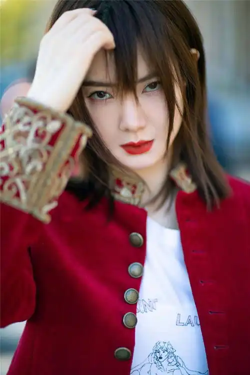 戚薇又换新发型,放下刘海秒变二次元美男子,戚哥真是百变