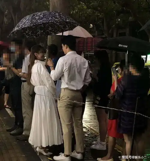 金莎终于传出新恋情了与白衣男子逛街还甜蜜互动,笑容好灿烂