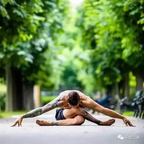 男人瑜伽,力量与雕塑的静止之美