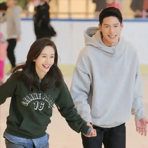 王子文同吴永恩甜蜜逛街,妖娆美女配帅气男神,能否走到最后