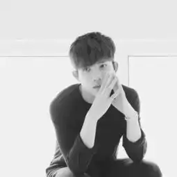 求男生戴口罩靠着坐着侧面全身的头像跪求