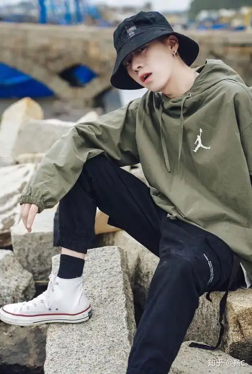 男生绿色的t恤搭配什么颜色的裤子好看呢有推荐吗