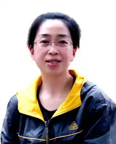 各位帮忙把这张照片的背景变成蓝色白色和红色个一张吧万分感谢发至919260130qq.com