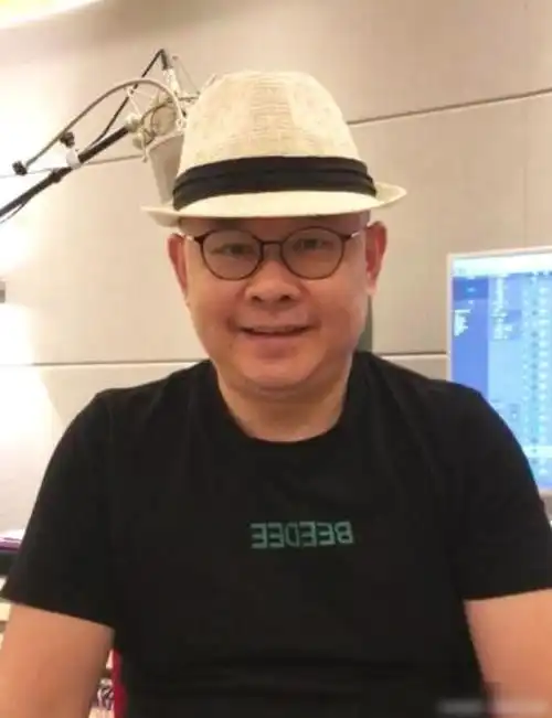 刀郎光头造型复出捞金,49岁却发福脱发,如今混得不如那英