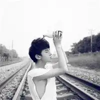 男生走铁轨的头像微信头像图片大全