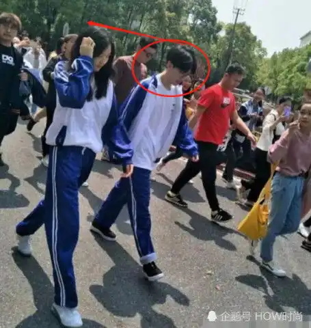 抖音男神费启鸣,因一个细节被嫌弃网友真实颜值差距天壤之别