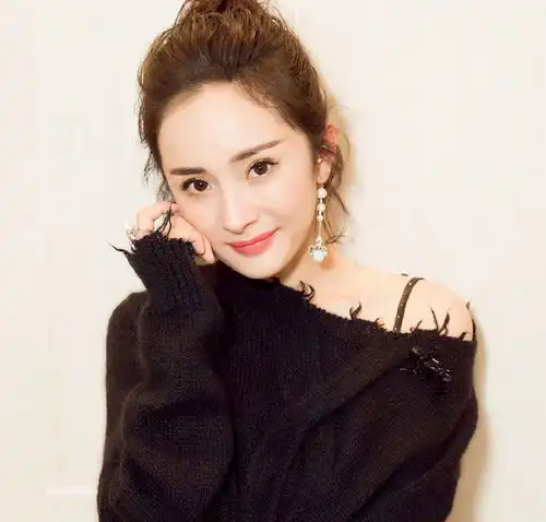 杨幂女儿小糯米近照曝光,网友看后大呼,戚薇的女儿都不香了