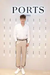 孙坚亮相时尚品牌开幕白衣造型少年感十足