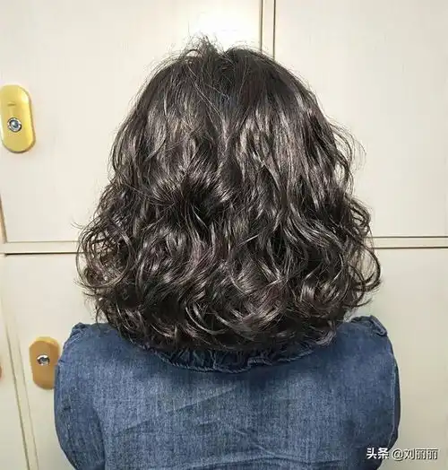 小卷卷发型适合这三种人,烫完特别美,有你吗