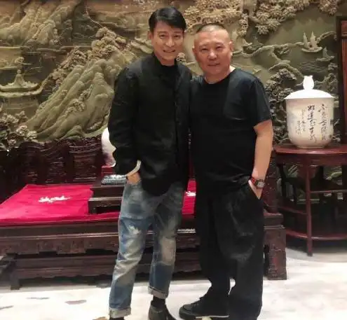 60岁刘德华未修图曝光,衣着朴素年轻似小伙,手缠纱布引担忧