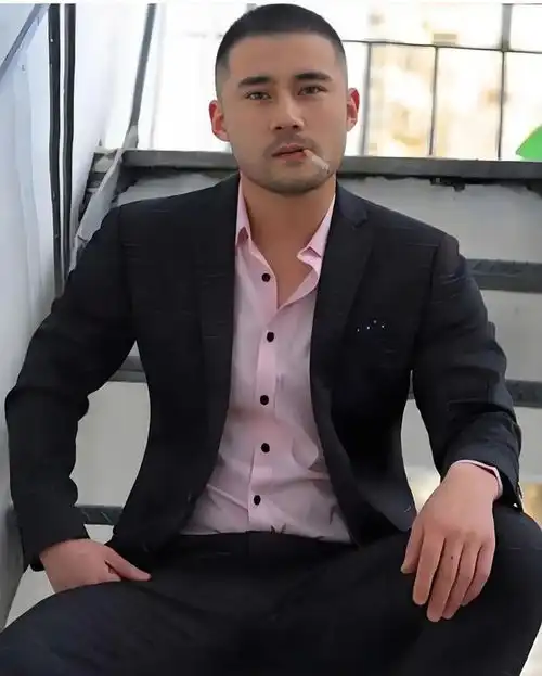 40岁男人别乱剪发型了这3款造型硬朗帅气,尽显型男魅力