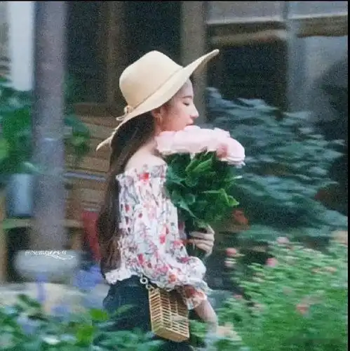 刘亦菲捧花头像火遍全网,赶紧转桃花吧