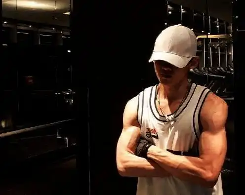 男明星健身的成果,王俊凯不明显,看到白敬亭少撸会儿铁吧